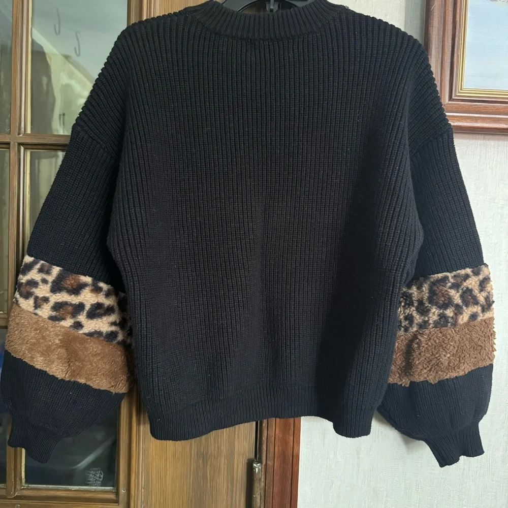 Elegant Net 153 Black Sweater with Leopard Print Details